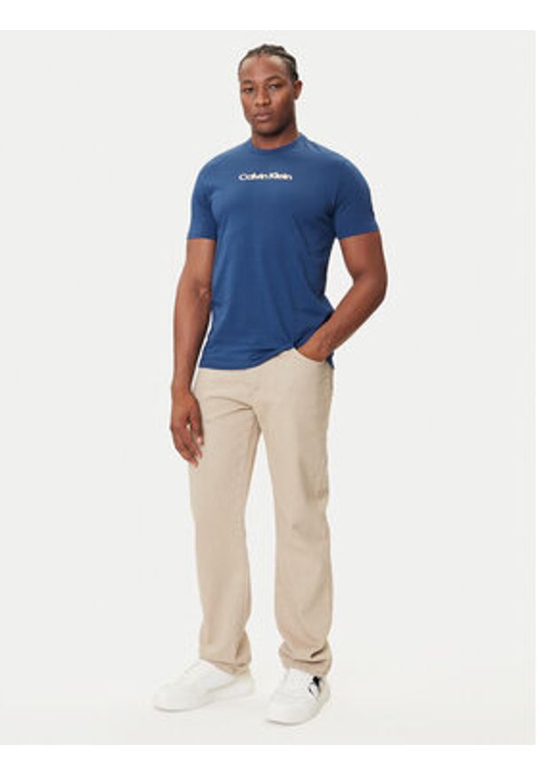 Calvin Klein Jeans T-Shirt Glitched Logo LV04RC858G Niebieski Regular Fit. Kolor: niebieski. Materiał: bawełna