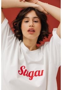 Marsala - T-shirt z NADRUKIEM w kolorze ECRU - EAZY - SUGAR -XS/S. Materiał: elastan, bawełna. Wzór: nadruk. Styl: klasyczny