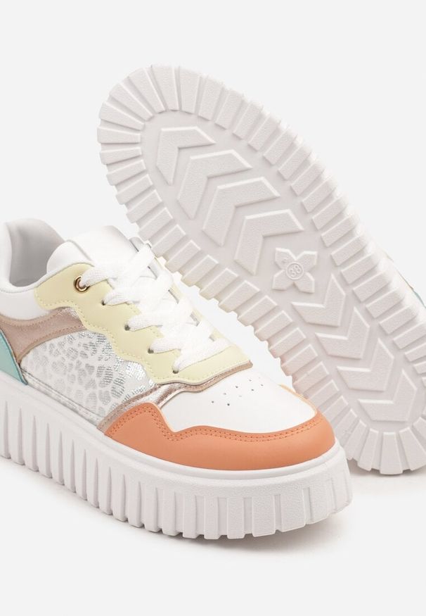 Renee - Biało-Pomarańczowe Sneakersy na Platformie z Tłoczeniem Ozdobione Panterką i Perforacją Udivaya. Okazja: na co dzień. Nosek buta: okrągły. Zapięcie: sznurówki. Kolor: biały. Materiał: jeans. Wzór: aplikacja, motyw zwierzęcy. Sezon: lato, wiosna. Obcas: na platformie