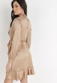 Born2be - Beżowa Sukienka Lasthine. Kolor: beżowy. Długość rękawa: długi rękaw. Wzór: motyw zwierzęcy. Typ sukienki: kopertowe. Styl: elegancki #2