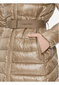 Calvin Klein Kurtka puchowa Ess K20K206091 Brązowy Slim Fit. Kolor: brązowy. Materiał: syntetyk