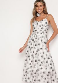 Born2be - Biała Rozkloszowana Sukienka w Florystyczny Print z Chokerem Różą Jomeria. Okazja: na co dzień. Typ kołnierza: dekolt w kształcie V. Kolor: biały. Długość rękawa: krótki rękaw. Wzór: nadruk. Styl: casual #2