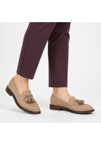 Mokasyny beżowe Armodo, z miękką cholewką i dekoracyjnymi chwostami na przodzie osadzone na niskim stabilnym obcasie zapewniają wygodę, beżowe, 1726. Kolor: beżowy. Materiał: nubuk. Szerokość cholewki: normalna. Obcas: na obcasie. Styl: elegancki, klasyczny. Wysokość obcasa: średni #6