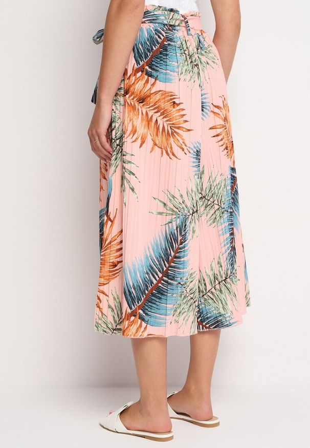 Born2be - Różowe Spodnie Plisowane Typu Palazzo z Gumką w Pasie o Długości 3/4 Hiefia. Okazja: na co dzień. Kolor: różowy. Materiał: bawełna. Styl: casual, elegancki