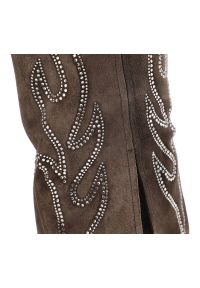 Brązowe Kozaki Alma En Pena Eleganckie Buty Damskie. Zapięcie: zamek. Kolor: brązowy. Materiał: jeans, materiał, skóra. Wzór: aplikacja. Sezon: zima, jesień. Styl: elegancki #6