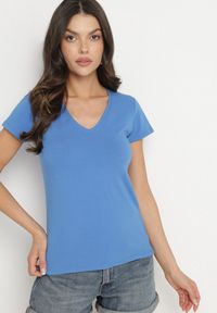 Born2be - Niebieski T-shirt z Bawełny z Dekoltem w Serek Liniviela. Okazja: na co dzień. Typ kołnierza: dekolt w serek. Kolor: niebieski. Materiał: bawełna. Styl: casual