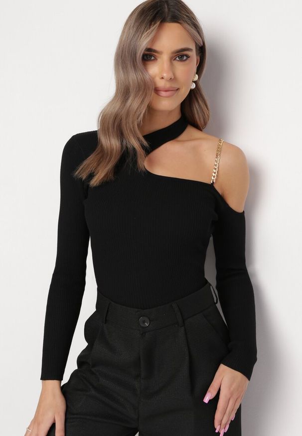 Born2be - Czarna Bluzka z Prążkowanej Dzianiny z Wycięciem i Łańcuszkiem Alansi. Kolor: czarny. Materiał: dzianina, prążkowany. Wzór: aplikacja