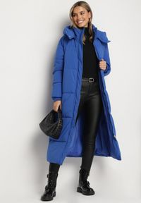 Born2be - Niebieska Pikowana Kurtka o Długim Fasonie z Odpinanym Kapturem Daivera. Okazja: na spacer. Kolor: niebieski. Materiał: dzianina. Długość: długie. Sezon: zima #7