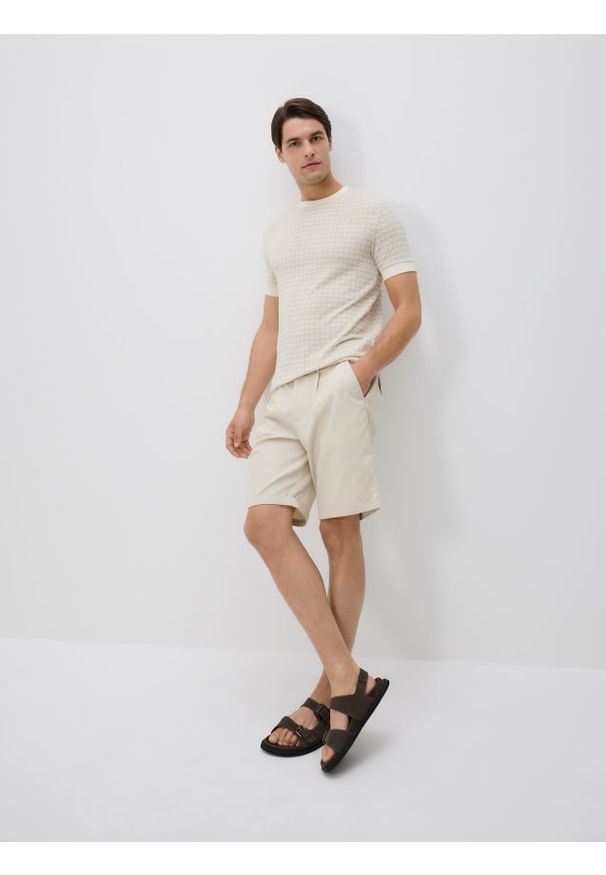 Reserved - Szorty chino regular - beżowy. Kolor: beżowy. Materiał: bawełna, tkanina