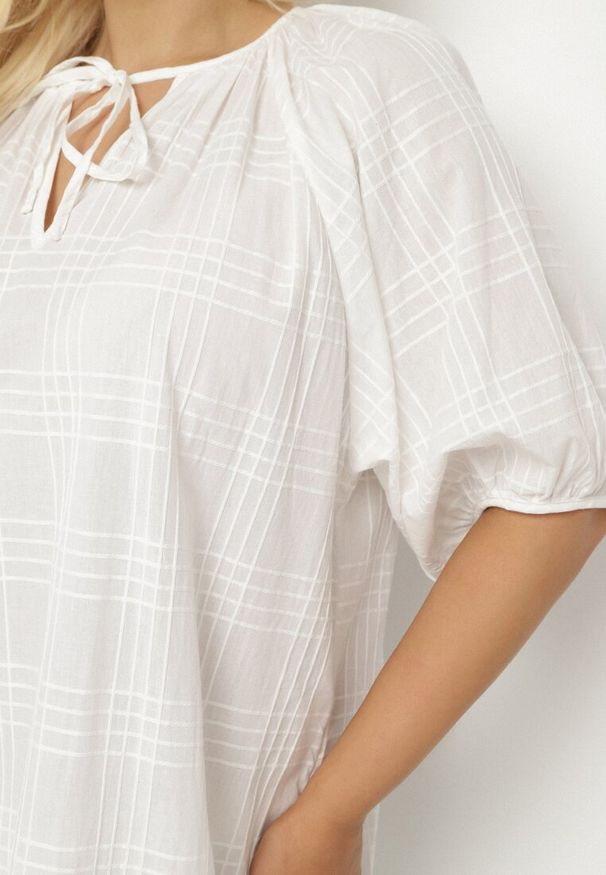 Born2be - Biała Bawełniana Sukienka Oversize z Wiązaniem pod Szyją Tolanea. Kolor: biały. Materiał: bawełna. Długość rękawa: krótki rękaw. Typ sukienki: oversize