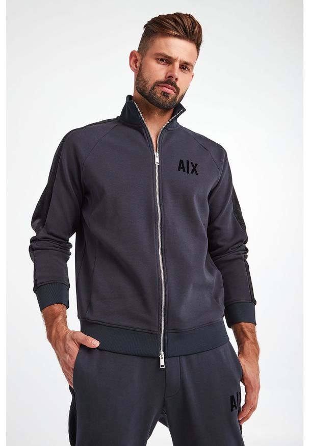 Armani Exchange - BLUZA ARMANI EXCHANGE. Typ kołnierza: kołnierzyk stójkowy. Materiał: welur. Długość rękawa: długi rękaw. Długość: długie. Wzór: nadruk