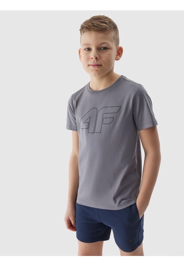 4f - 4F T-shirt z nadrukiem chłopięcy - szary 122 (6-7 lat). Okazja: na co dzień. Kolor: szary. Materiał: bawełna, jersey, dzianina. Długość rękawa: krótki rękaw. Długość: krótkie. Wzór: nadruk. Sezon: lato. Styl: sportowy, casual