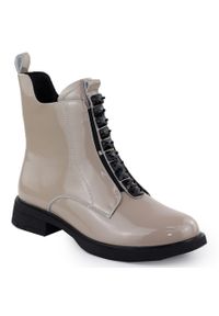 Skórzane botki damskie lakierowane beżowe D&A S.Barski Premium Collection MR52-108. Kolor: beżowy. Materiał: skóra. Szerokość cholewki: normalna. Styl: elegancki