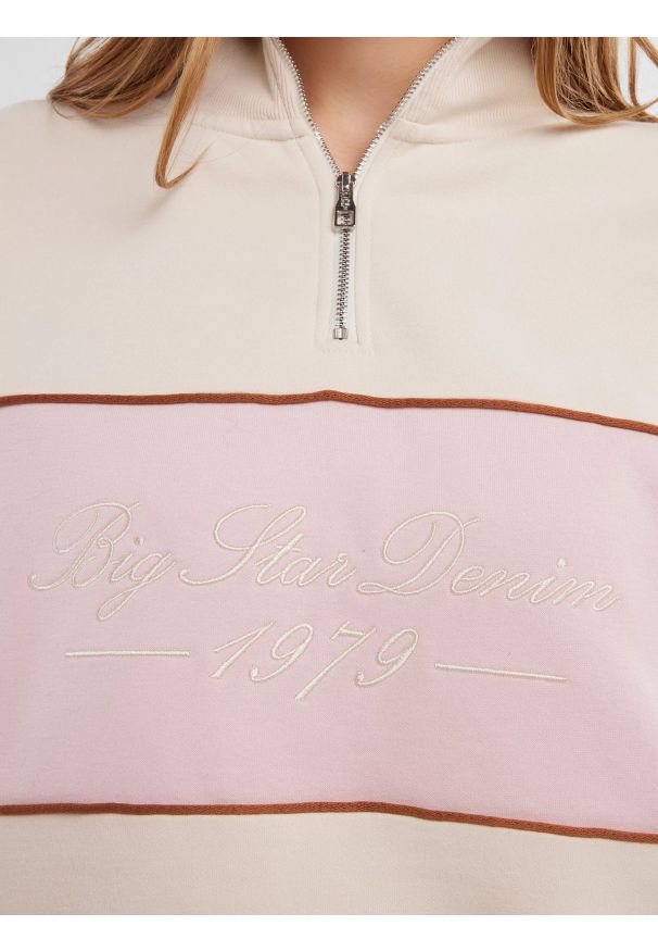 Big-Star - Bluza damska ze stójką zapinaną na zamek kremowa Rozalina 103. Typ kołnierza: kołnierzyk stójkowy. Kolor: biały. Materiał: dresówka, dzianina, jeans. Wzór: haft. Styl: sportowy, klasyczny