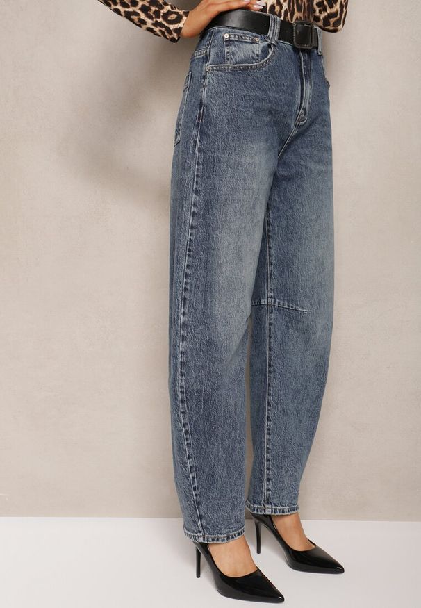 Renee - Niebieskie Bawełniane Jeansy Boyfriend High Waist Ozdobione Paskiem Elvittia. Okazja: na co dzień. Stan: podwyższony. Kolor: niebieski. Wzór: aplikacja. Styl: casual, elegancki