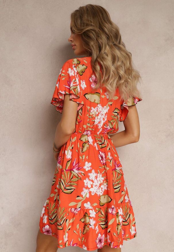 Renee - Pomarańczowa Wiskozowa Sukienka Mini z Gumką w Talii i Kopertowym Dekoltem w Kwiaty Eleagnecca. Okazja: na co dzień. Kolor: pomarańczowy. Materiał: wiskoza. Wzór: kwiaty. Typ sukienki: kopertowe. Styl: casual. Długość: mini