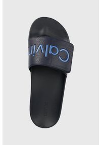 Calvin Klein klapki ADJ POOL SLIDE PU męskie kolor granatowy HM0HM00957. Kolor: niebieski. Materiał: materiał #4