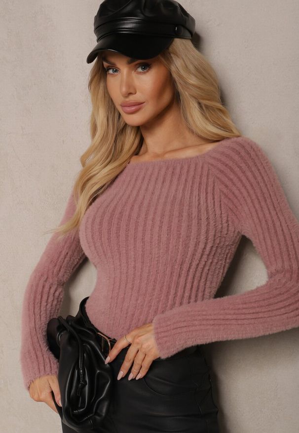 Renee - Jasnoróżowy Casualowy Sweter z Futerkiem Vertida. Okazja: na co dzień. Kolor: różowy. Materiał: futro. Długość rękawa: długi rękaw. Długość: długie. Wzór: aplikacja. Sezon: jesień, zima. Styl: casual