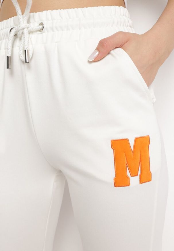 Born2be - Białe Spodnie Dresowe z Ozdobną Naszywką Hilela. Kolor: biały. Materiał: dresówka. Wzór: aplikacja