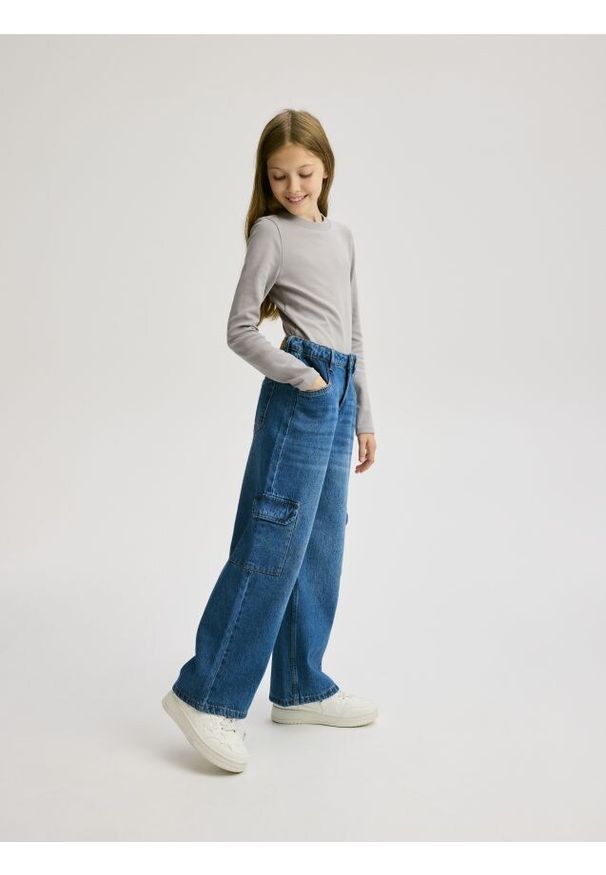 Reserved - Jeansy wide leg z kieszeniami cargo - niebieski. Kolor: niebieski