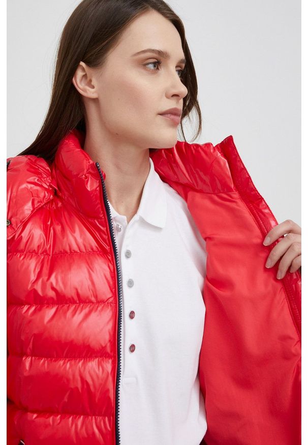 TOMMY HILFIGER - Tommy Hilfiger Kurtka puchowa damska kolor czerwony zimowa. Kolor: czerwony. Materiał: puch. Wzór: gładki. Sezon: zima