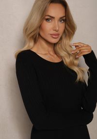 Renee - Czarna Sweterkowa Sukienka z Wiskozą i Wycięciami po Bokach Resila. Okazja: na co dzień. Kolor: czarny. Materiał: wiskoza. Długość rękawa: długi rękaw. Typ sukienki: proste, dopasowane. Styl: elegancki, casual #3