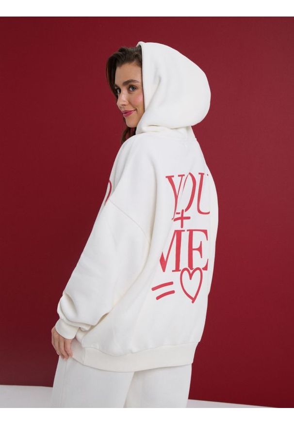 Sinsay - Bluza z napisem na plecach - kremowy. Kolor: kremowy. Wzór: napisy