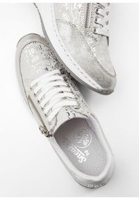 bonprix - Sneakersy Rieker. Kolor: srebrny. Wzór: aplikacja #2