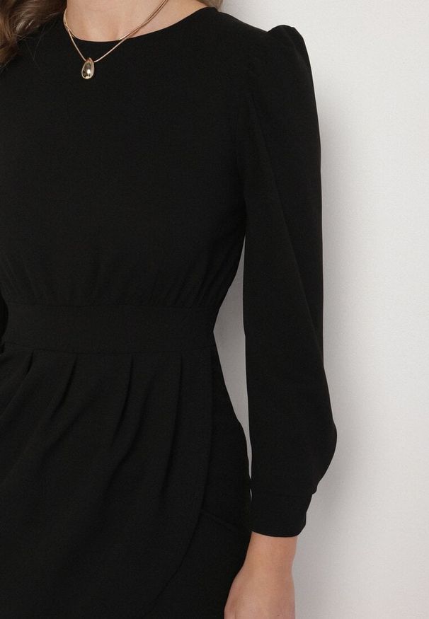 Born2be - Czarna Sukienka z Marszczeniem i Bufiastymi Rękawami Redenia. Kolor: czarny. Styl: elegancki, klasyczny