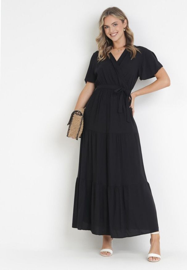 Born2be - Czarna Rozkloszowana Sukienka Maxi z Wiązanym Paskiem Japhelia. Kolor: czarny. Materiał: materiał. Styl: klasyczny. Długość: maxi