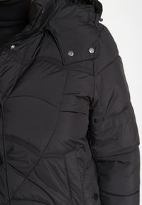 Born2be - Czarna Pikowana Kurtka z Kieszeniami i Kapturem z Możliwością Odpięcia Nikigala. Okazja: na spacer, na co dzień. Kolekcja: plus size. Kolor: czarny. Materiał: jeans, materiał. Styl: casual, elegancki #7