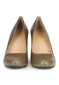 Wittchen - Czółenka skórzane z fakturą lizard. Kolor: oliwkowy. Materiał: skóra. Wzór: motyw zwierzęcy. Obcas: na obcasie. Styl: klasyczny. Wysokość obcasa: wysoki #6