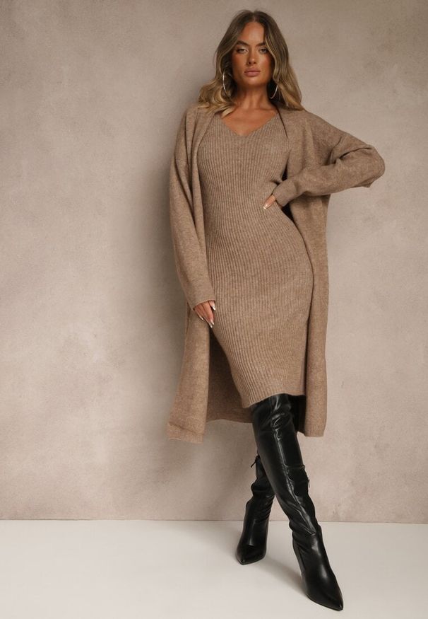 Renee - Ciemnobeżowy Dzianinowy Komplet z Wełną Prążkowana Sukienka i Długi Kardigan Falonessa. Kolor: beżowy. Materiał: dzianina, wełna, prążkowany