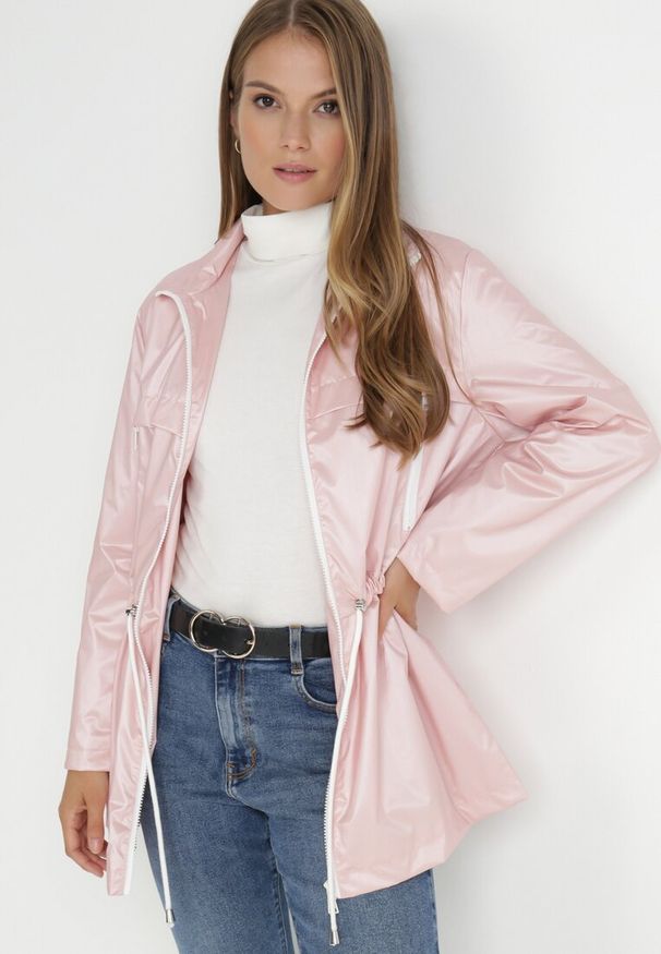 Born2be - Różowa Kurtka Layna. Typ kołnierza: kołnierzyk stójkowy. Kolor: różowy. Materiał: materiał. Długość rękawa: długi rękaw. Długość: długie