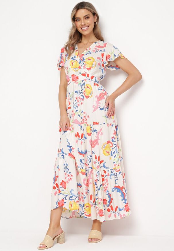 Born2be - Biała Rozkloszowana Sukienka Maxi z Wiskozy w Kwiaty z Kopertowym Dekoltem Ilitta. Kolor: biały. Materiał: wiskoza. Wzór: kwiaty. Sezon: lato. Typ sukienki: kopertowe. Długość: maxi