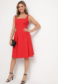 Born2be - Czerwona Sukienka Rozkloszowana z Ozdobną Kokardą na Plecach Sonarisea. Typ kołnierza: kokarda. Kolor: czerwony. Typ sukienki: rozkloszowane. Styl: klasyczny #4