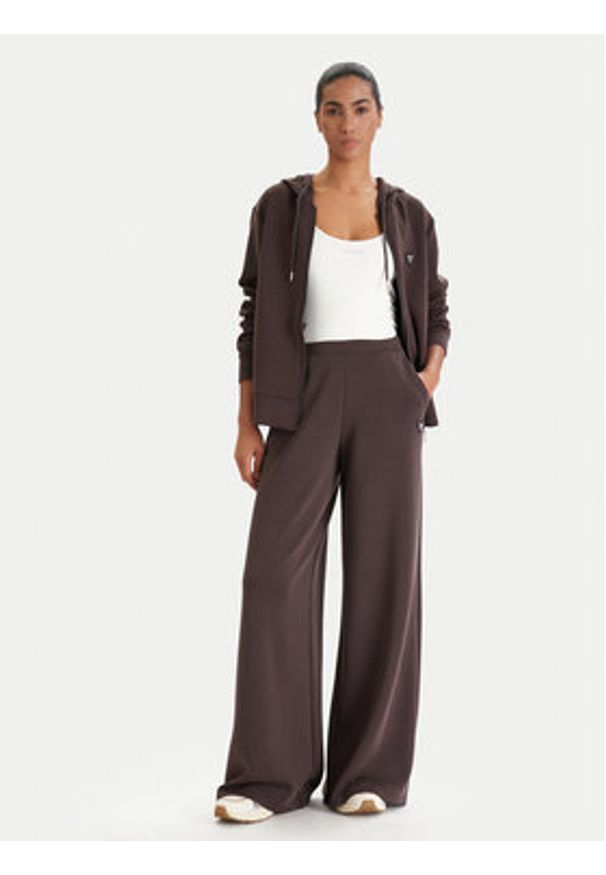 Guess Spodnie dresowe V4YB07 KCAY2 Brązowy Relaxed Fit. Kolor: brązowy. Materiał: syntetyk, dresówka