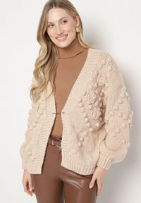 Born2be - Brązowy Kardigan Ozdobiony Pomponami Besida. Okazja: na co dzień. Kolor: brązowy. Materiał: wiskoza, jeans, wełna. Wzór: aplikacja. Styl: elegancki, casual, boho