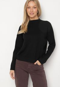 Born2be - Czarny Gładki Sweter o Pudełkowym Kroju ze Stójką Unessa. Okazja: na co dzień. Typ kołnierza: kołnierzyk stójkowy. Kolor: czarny. Materiał: jeans. Wzór: gładki. Styl: casual
