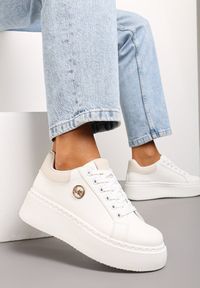 Renee - Biało-Beżowe Sneakersy z Ekoskóry na Platformie Ozdobione Monogramem Simorina. Kolor: biały. Materiał: jeans. Wzór: aplikacja. Obcas: na platformie #1