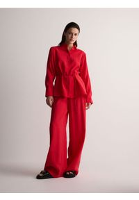 Reserved - Koszula z modalu z paskiem - czerwony. Kolor: czerwony #1