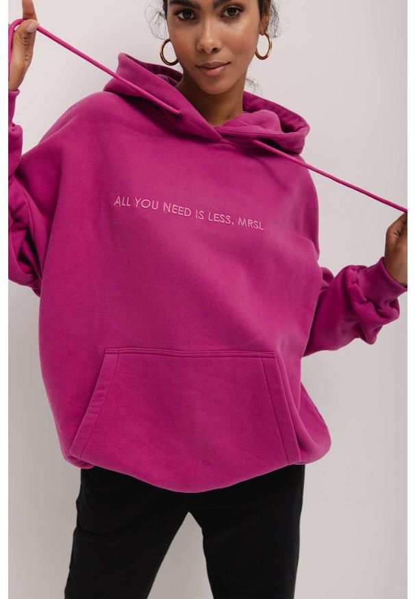 Marsala - Bluza z kapturem oraz HAFTEM w kolorze MAGENTA VIOLET - GARSON skin peach. Typ kołnierza: kaptur. Kolor: różowy. Materiał: dzianina, dresówka, poliester, jeans, materiał, bawełna. Wzór: haft. Styl: sportowy