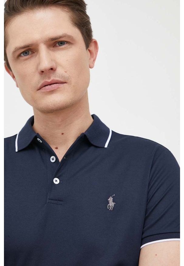 Polo Ralph Lauren polo męski kolor granatowy z aplikacją. Typ kołnierza: polo. Kolor: niebieski. Materiał: poliester. Długość rękawa: krótki rękaw. Długość: krótkie. Wzór: aplikacja