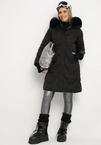 Born2be - Czarna Kurtka Pikowana o Długim Fasonie z Kapturem i Futrem Vertizola. Okazja: na spacer, na co dzień. Typ kołnierza: kaptur. Kolor: czarny. Materiał: futro. Długość: długie. Styl: elegancki, casual #6