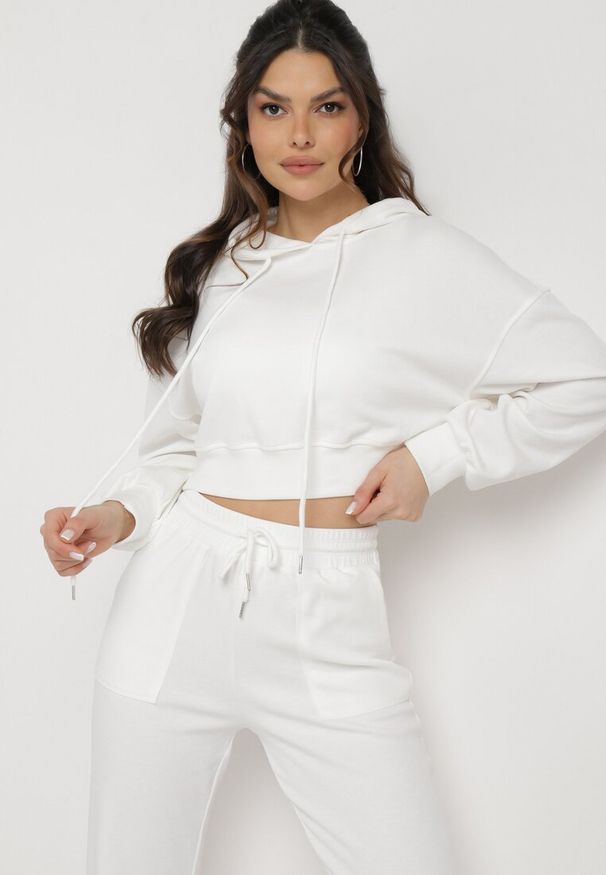 Born2be - Biały Komplet Dresowy Bluza z Kapturem i Spodnie Joggery Famiana. Kolor: biały. Materiał: dresówka