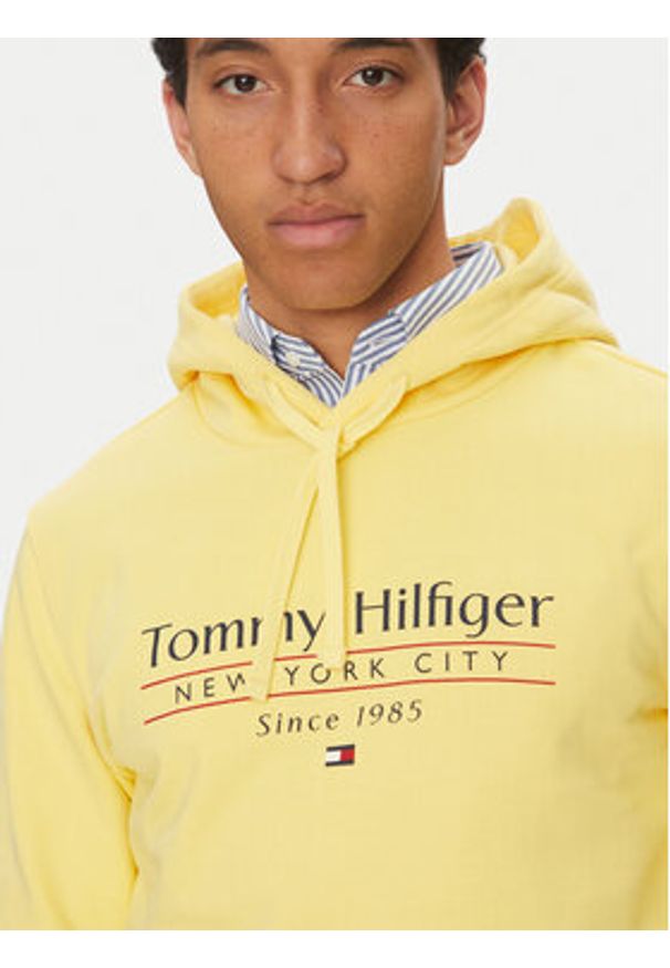 TOMMY HILFIGER - Tommy Hilfiger Bluza Center Stack MW0MW38672 Żółty Regular Fit. Kolor: żółty. Materiał: bawełna