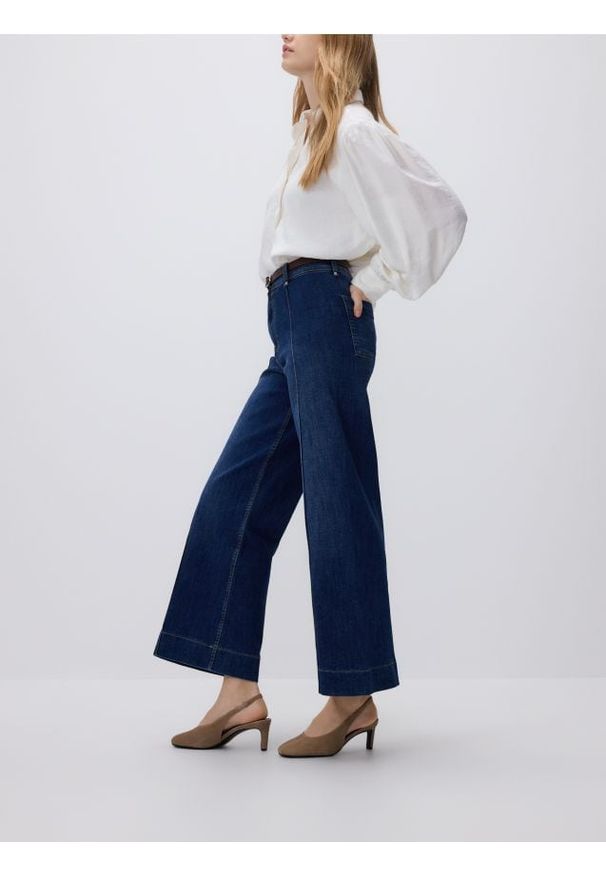 Reserved - Jeansy z paskiem - niebieski. Kolor: niebieski