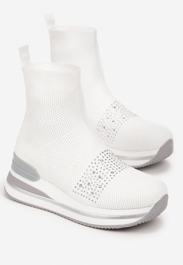 Renee - Białe Sneakersy Luvina. Okazja: na co dzień. Nosek buta: okrągły. Kolor: biały. Szerokość cholewki: normalna. Wzór: aplikacja. Materiał: jeans, materiał. Sezon: jesień, wiosna. Obcas: na obcasie. Wysokość obcasa: niski