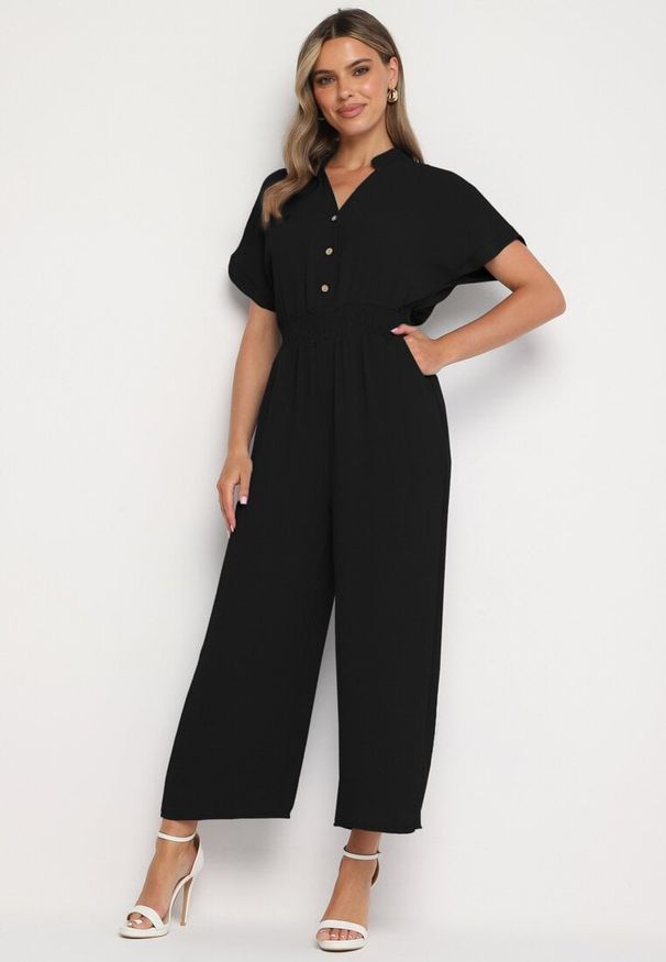 Born2be - Czarny Wiskozowy Kombinezon o Taliowanym Kroju z Szerokimi Nogawkami Delsea. Okazja: do pracy. Kolor: czarny. Materiał: wiskoza. Długość rękawa: krótki rękaw. Długość: krótkie. Styl: elegancki