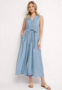 Born2be - Niebieski Taliowany Kombinezon z Wiskozą i Paskiem Evithrae. Okazja: na co dzień. Kolor: niebieski. Materiał: wiskoza. Styl: elegancki, casual, klasyczny, wizytowy #1